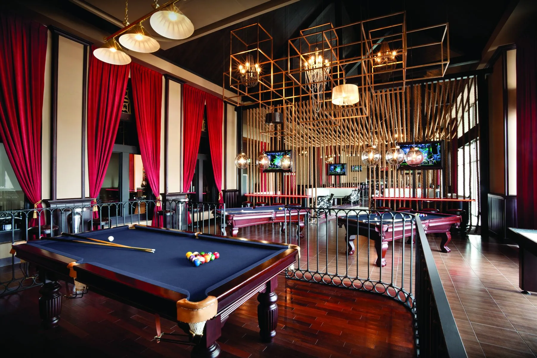 Casino table etiquette and observing a resort gaming room